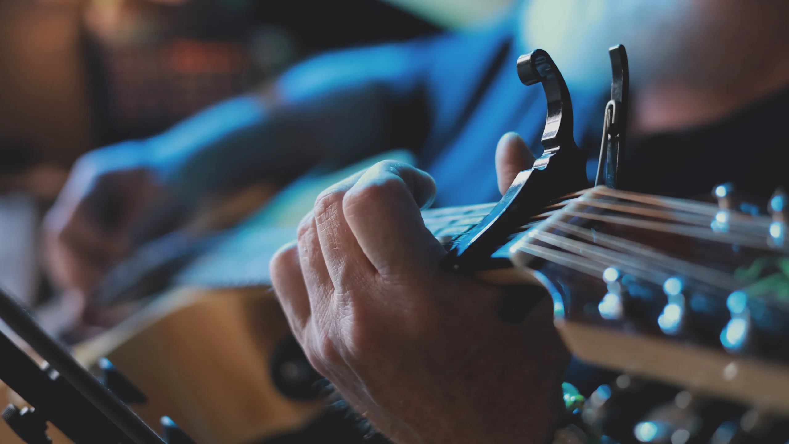 pros and cons of using a guitar capo